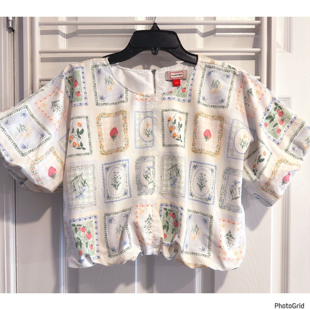 NWOT Hunter Crop Bubble Blouse Berries & Fruit Small Summer Vacation